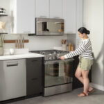 1200Wx1200H-RANGES-30-INCH-STAINLESS-STEEL-QCGSS740RNSS-HAIER-LIFESTYLE2-V2